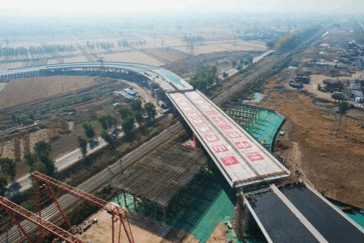 九游会真人第一品牌游戏合营四建集团投资建设的平遥旅游大道万吨级桥梁顺利“转身”